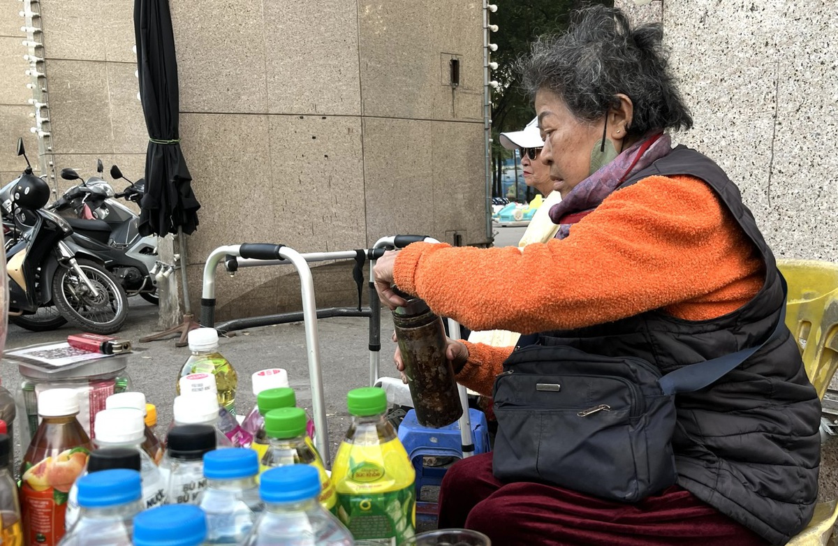 Mối tình hơn nửa thế kỷ của đôi vợ chồng già nơi quán cóc công viên- Ảnh 1. Mối tình hơn nửa thế kỷ của đôi vợ chồng già nơi quán cóc công viên- Ảnh 1.