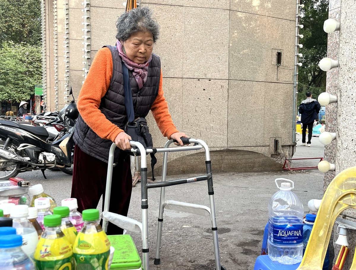 Mối tình hơn nửa thế kỷ của đôi vợ chồng già nơi quán cóc công viên- Ảnh 3. Mối tình hơn nửa thế kỷ của đôi vợ chồng già nơi quán cóc công viên- Ảnh 3.