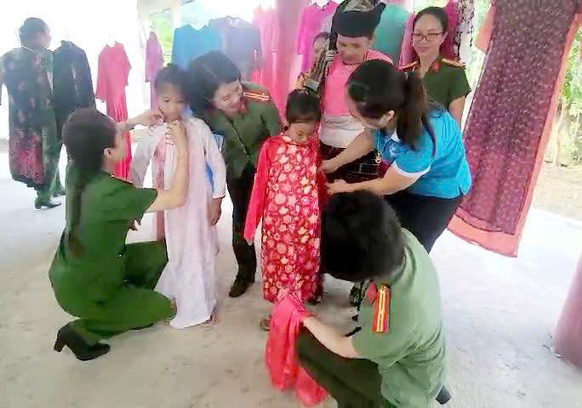 Phát động “Ngày nhân ái” trong phụ nữ Công an nhân dân- Ảnh 1.