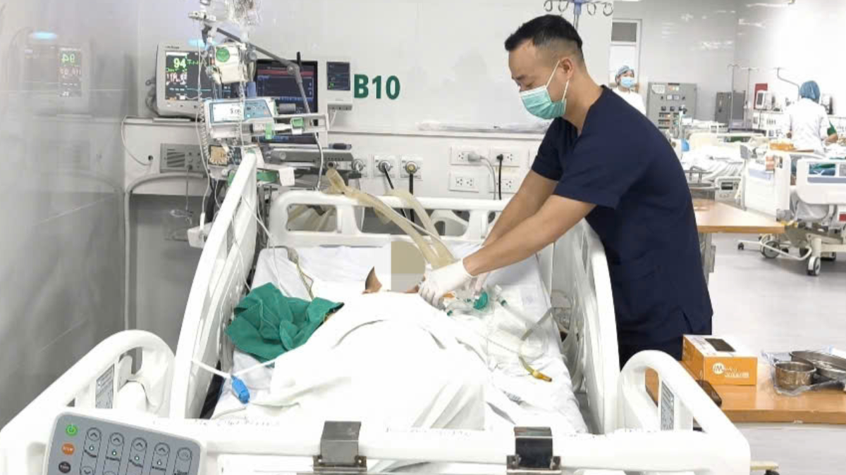 Ngã xuống hồ, thiếu niên 15 tuổi thoát chết ngoạn mục- Ảnh 1. Ngã xuống hồ, thiếu niên 15 tuổi thoát chết ngoạn mục- Ảnh 1.