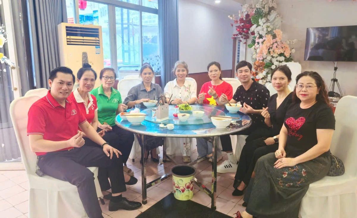 "Bún chay yêu thương" giúp đỡ phụ nữ, trẻ em hoàn cảnh đặc biệt - Ảnh 2.