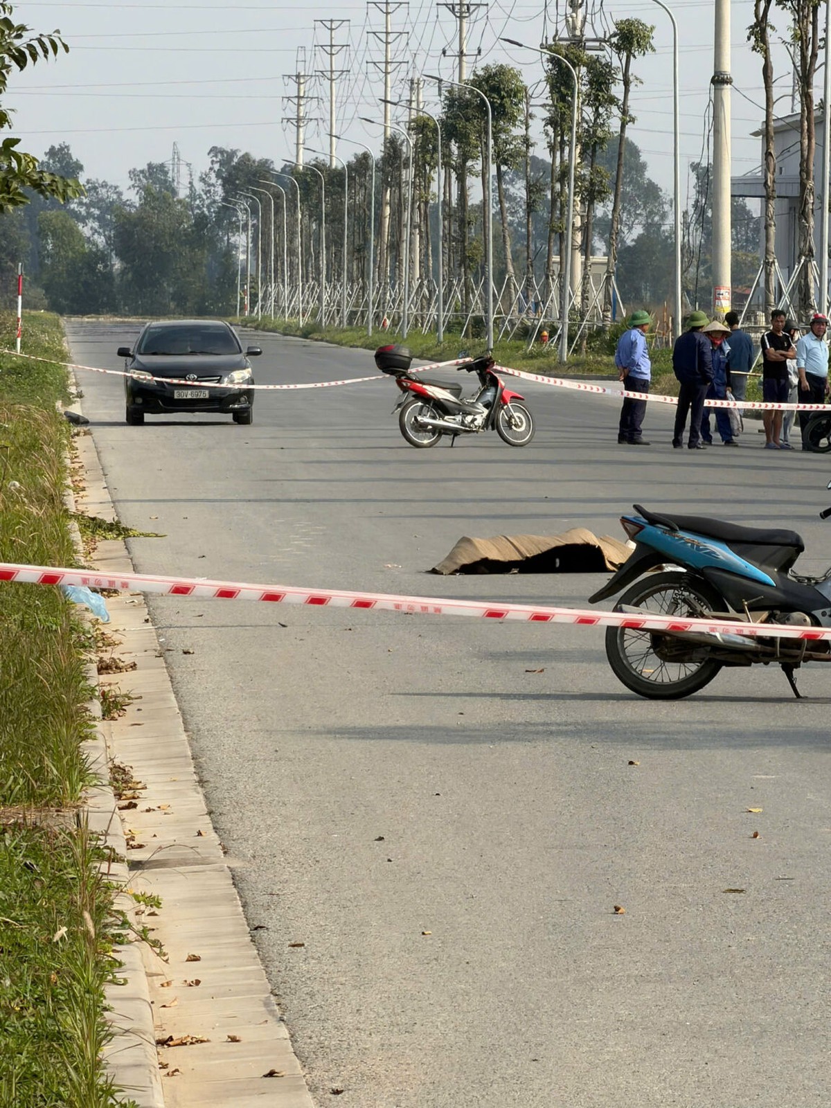 Hưng Yên: Truy tìm đối tượng nghi sát hại 2 phụ nữ, cướp xe máy rồi bỏ trốn- Ảnh 1. Hưng Yên: Truy tìm đối tượng nghi sát hại 2 phụ nữ, cướp xe máy rồi bỏ trốn- Ảnh 1.