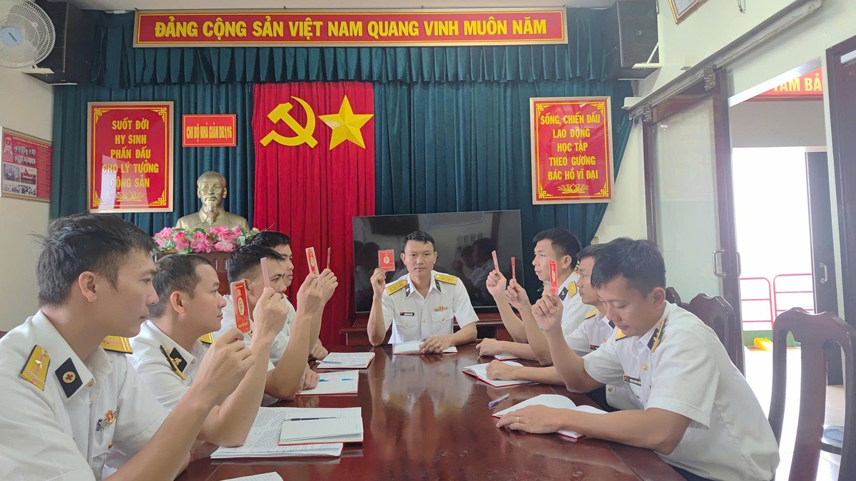 Cán bộ, chiến sĩ nhà giàn DK1 biến niềm tin theo Đảng thành hành động cụ thể- Ảnh 1.