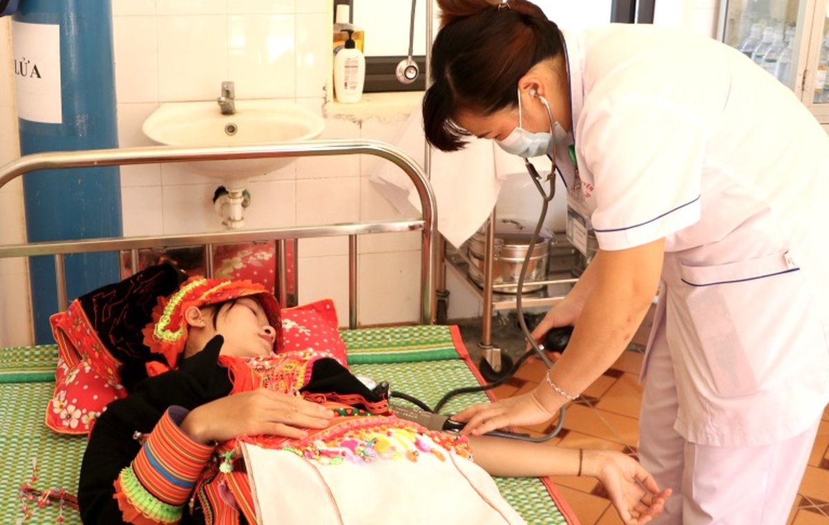 Đề xuất nâng phụ cấp cho nhân viên y tế thôn, bản- Ảnh 1.