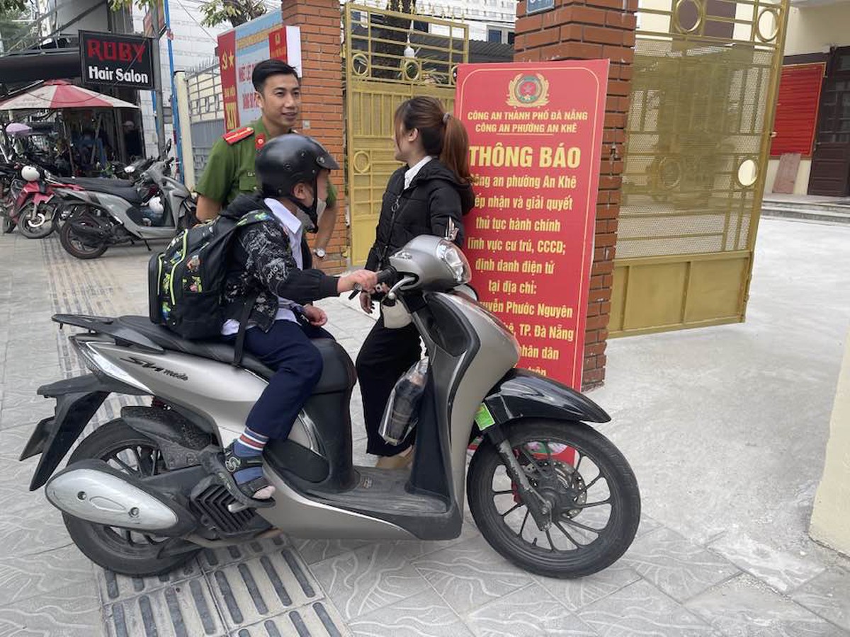 Cậu bé bị mẹ "bế lên đồn" Công an vì không chịu đi học khiến mạng xã hội thích thú- Ảnh 1.