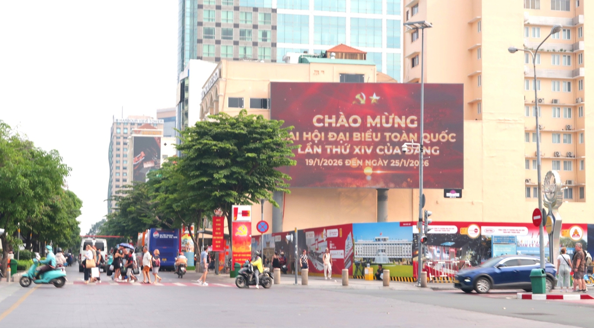 TPHCM rực rỡ cờ hoa chào mừng Đại hội XIV của Đảng- Ảnh 4. TPHCM rực rỡ cờ hoa chào mừng Đại hội XIV của Đảng- Ảnh 4.