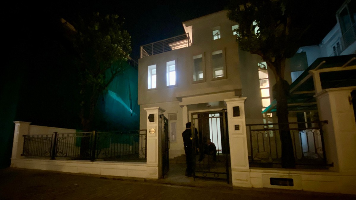 8 người nước ngoài lập "đại bản doanh" lừa đảo công nghệ cao trong biệt thự ở Hà Nội- Ảnh 1.