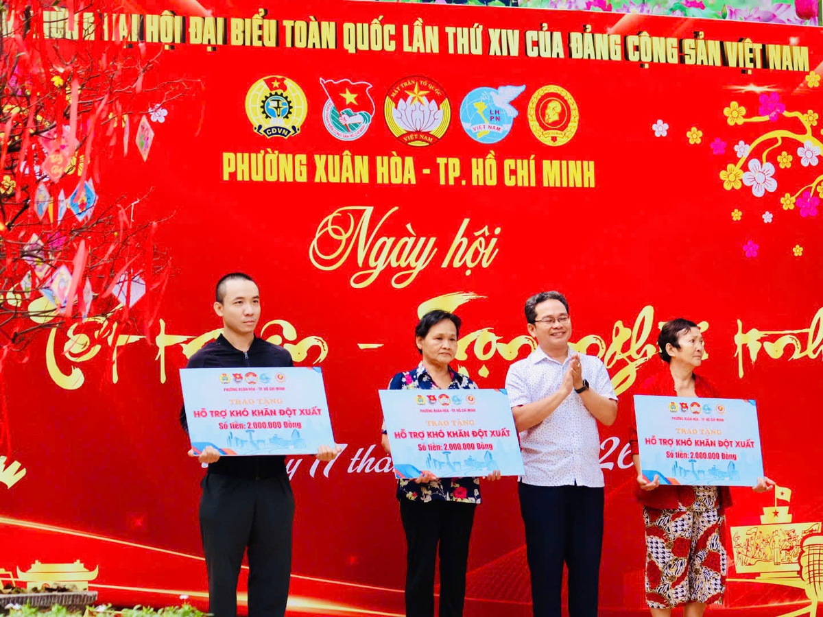 Hỗ trợ khó khăn đột xuất cho ba hộ dân trong Ngày hội. Ảnh: Hồ Lam Hỗ trợ khó khăn đột xuất cho ba hộ dân trong Ngày hội. Ảnh: Hồ Lam