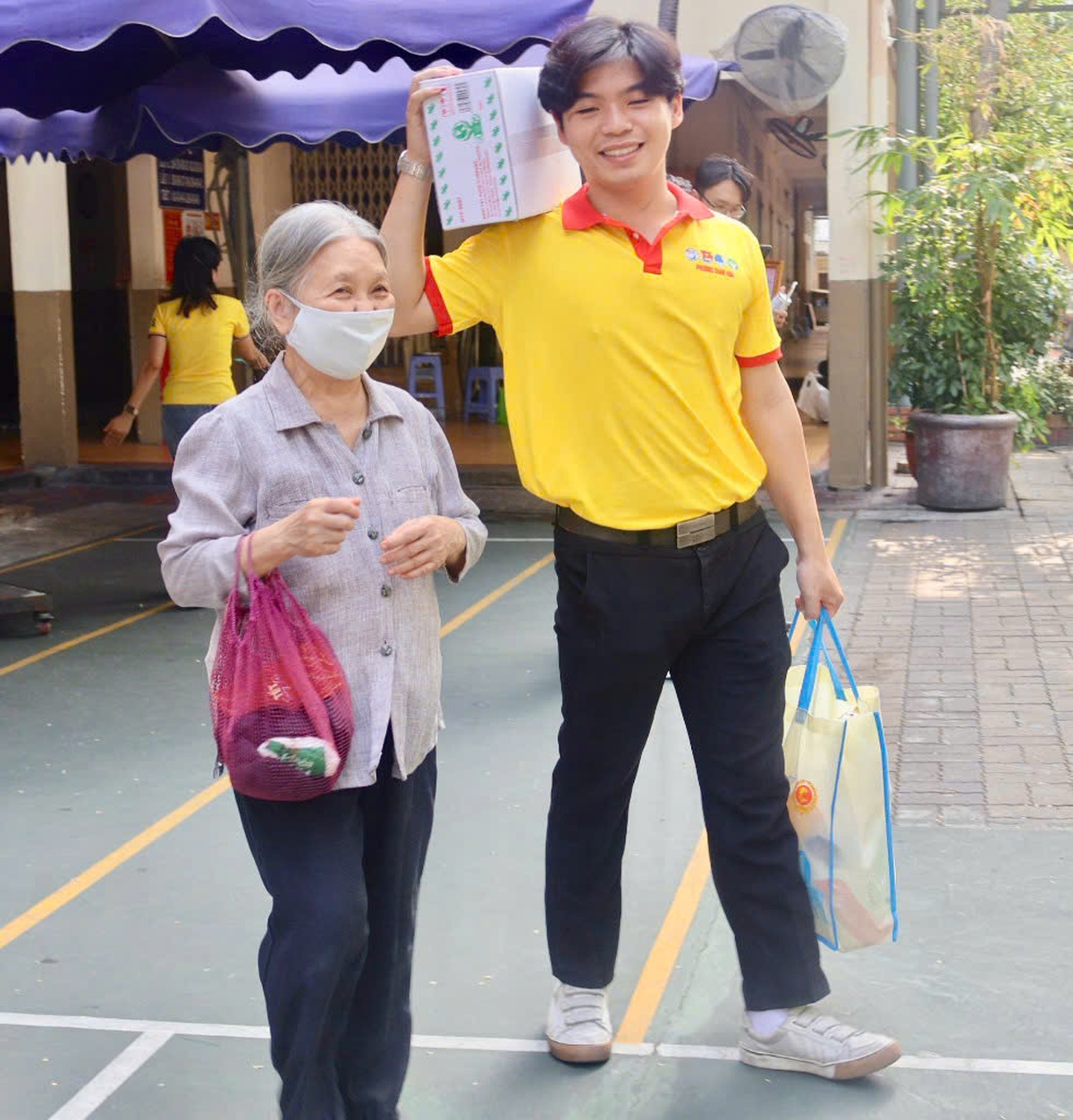 Nhiều bạn trẻ tình nguyện viên hỗ trợ người dân mang quà, di chuyển về nhà. Ảnh: Hồ Lam Nhiều bạn trẻ tình nguyện viên hỗ trợ người dân mang quà, di chuyển về nhà. Ảnh: Hồ Lam