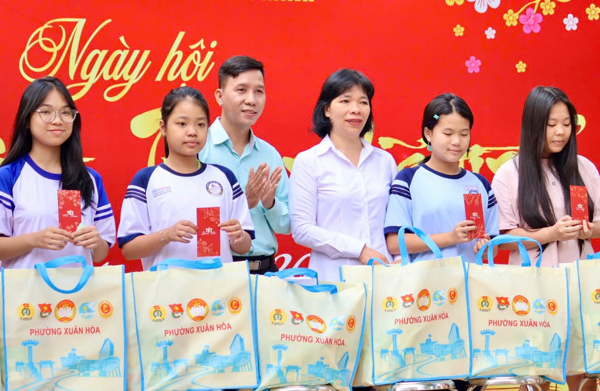 Trao quà Tết cho nhiều học sinh trên địa bàn phường. Ảnh: Hồ Lam Trao quà Tết cho nhiều học sinh trên địa bàn phường. Ảnh: Hồ Lam