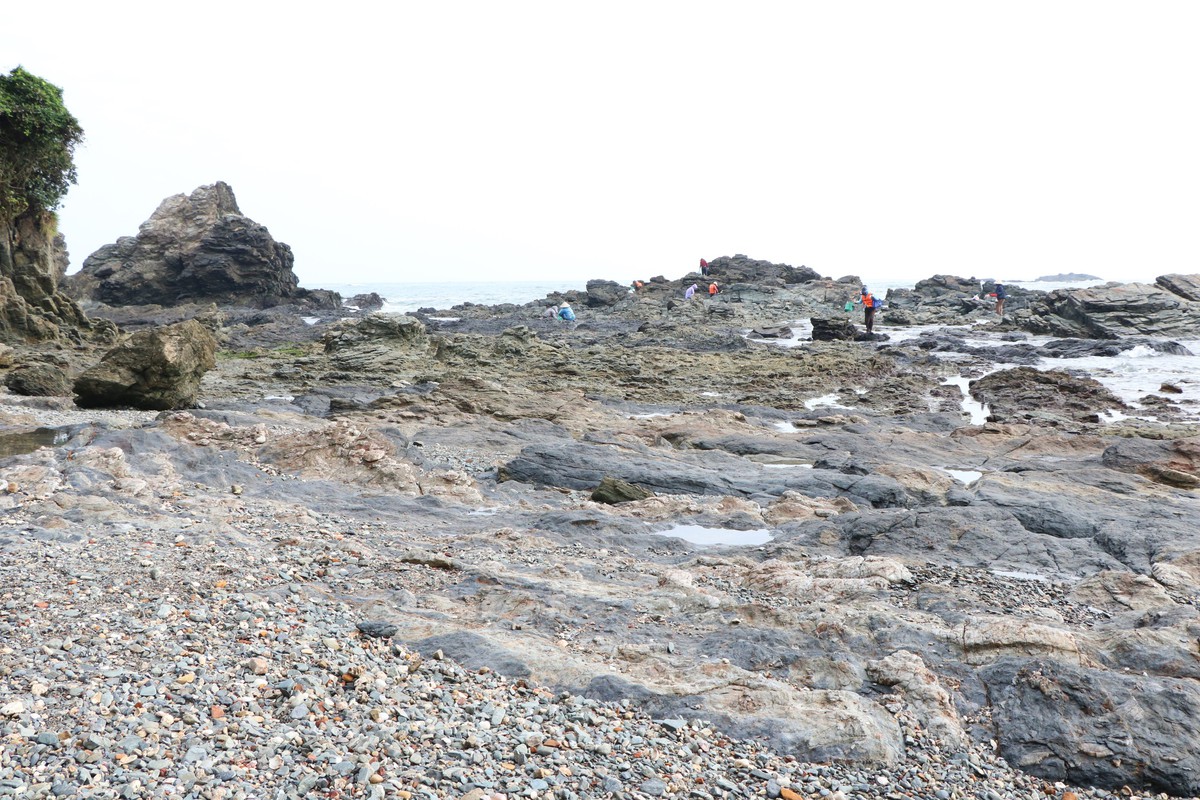 Những phụ nữ "neo mình" bên ghềnh đá mưu sinh- Ảnh 1. Những phụ nữ "neo mình" bên ghềnh đá mưu sinh- Ảnh 1.