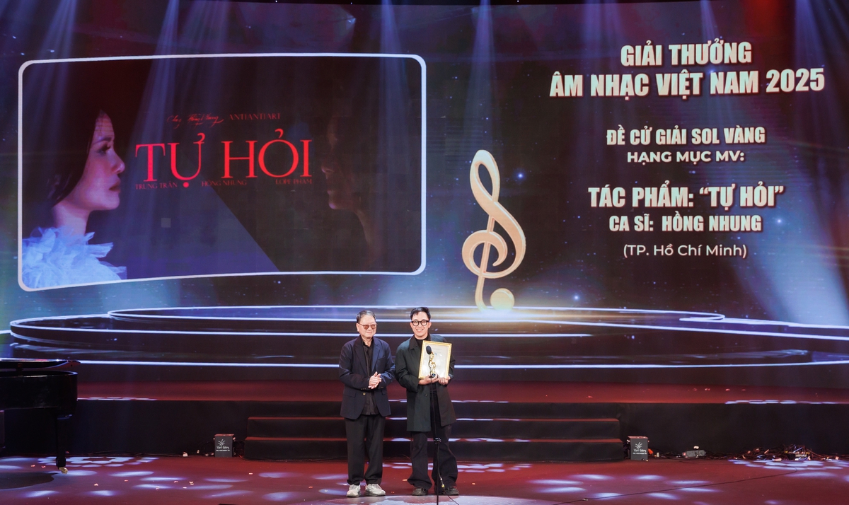Đại diện ca sĩ Hồng Nhung nhận Sol Vàng hạng mục MV
