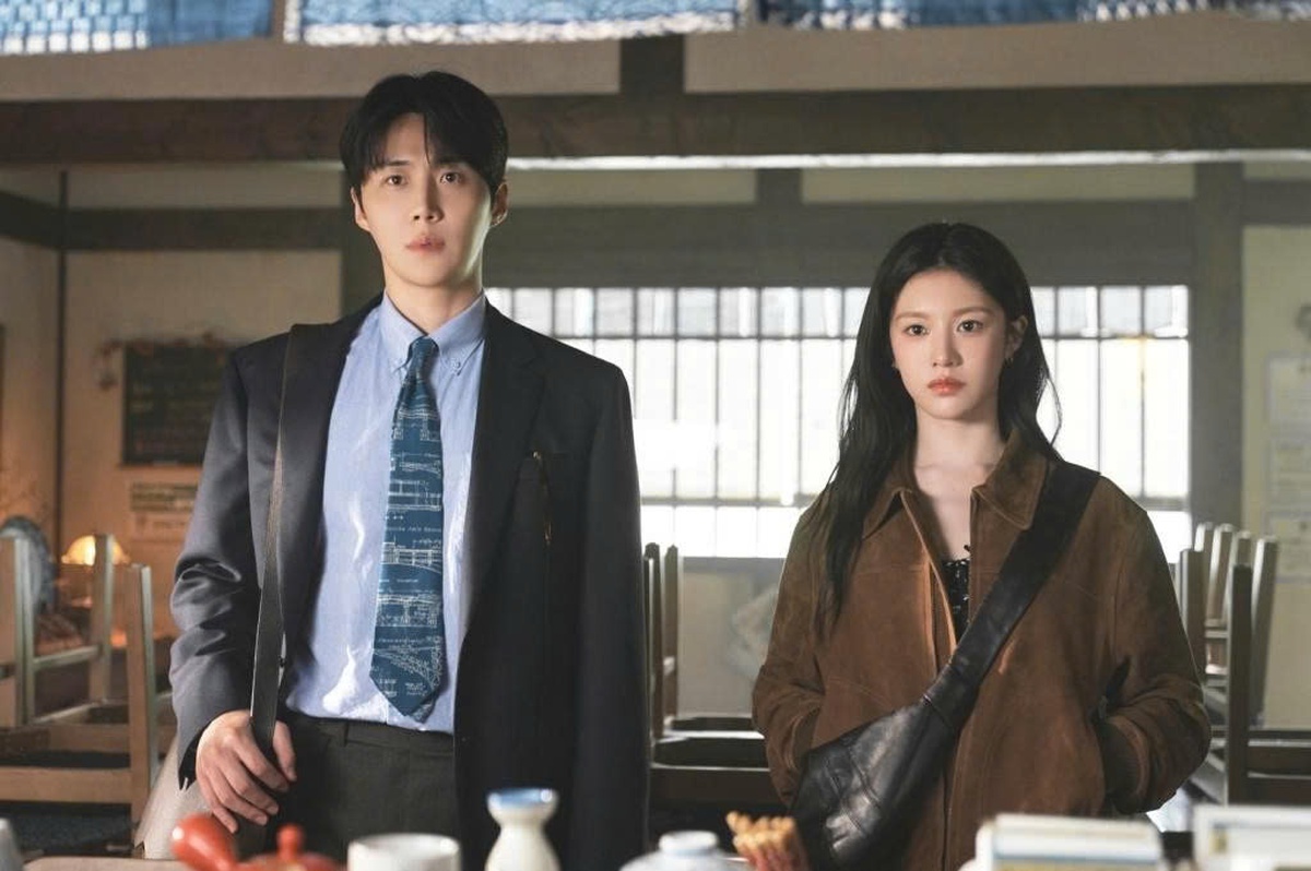 với sự tham gia của Kim Seon-ho (trái) và Go Youn-jung. ẢNH: NETFLIX/THE KOREA HERALD