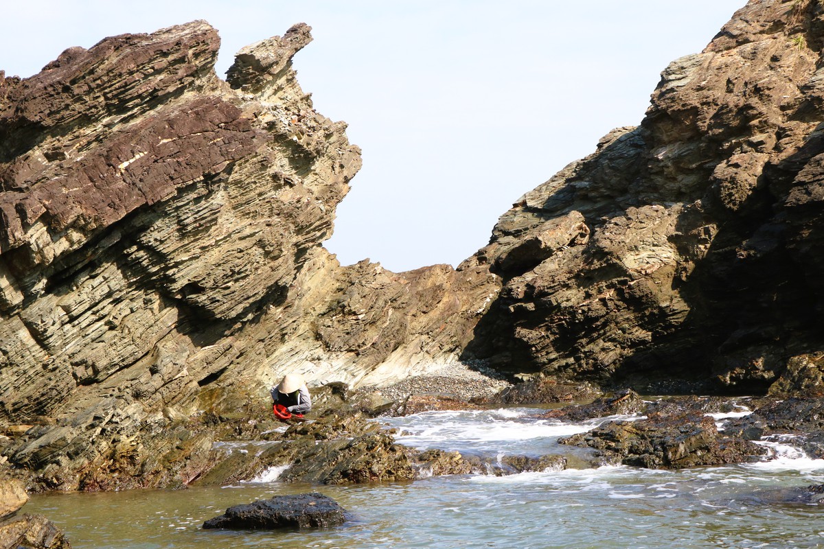 Những phụ nữ "neo mình" bên ghềnh đá mưu sinh- Ảnh 3. Những phụ nữ "neo mình" bên ghềnh đá mưu sinh- Ảnh 3.