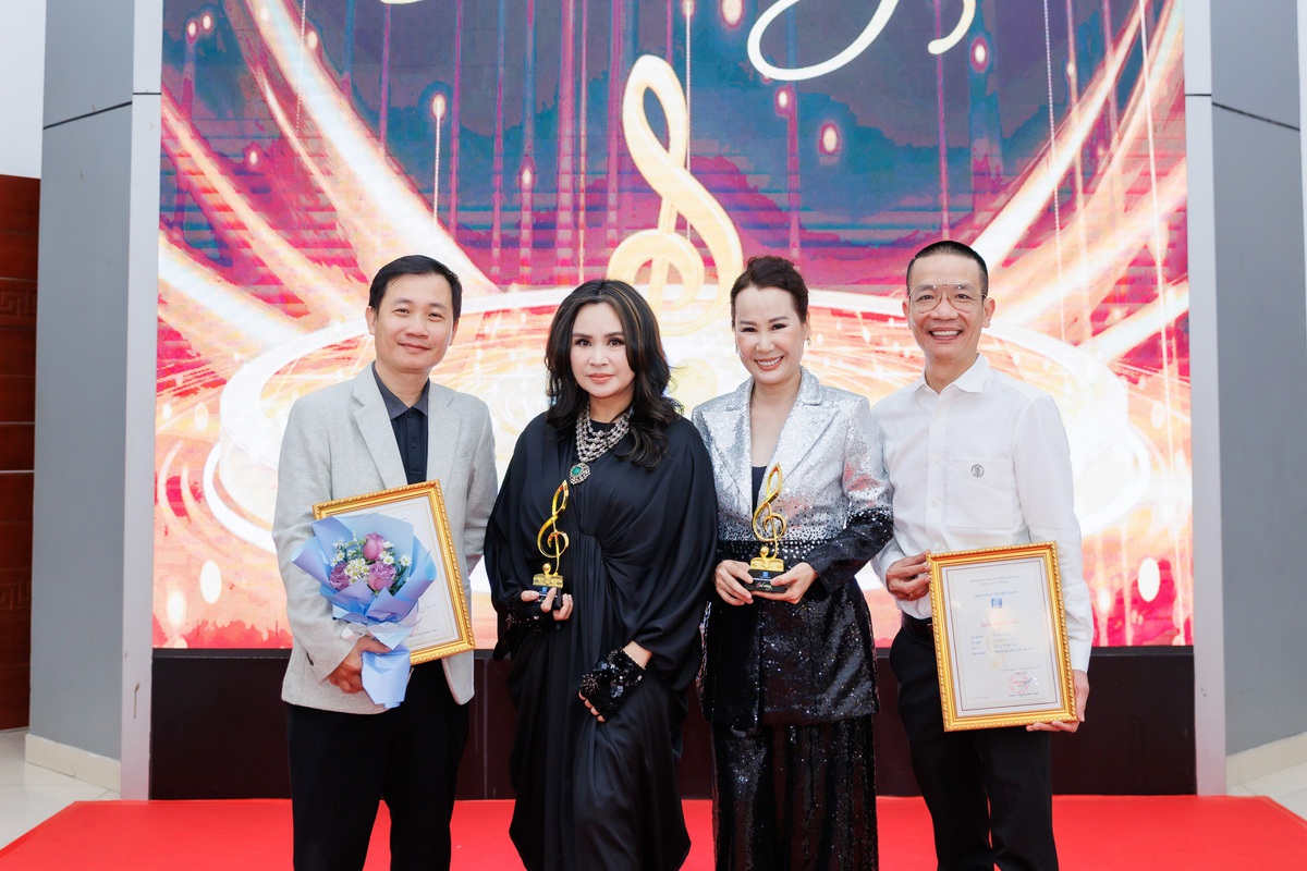 Ca sĩ Thanh Lam cùng các nhạc sĩ Giáng Son, Nguyễn Vĩnh Tiến, Nguyễn Quang Long trên thảm đỏ lễ trao giải Sol Vàng 2025