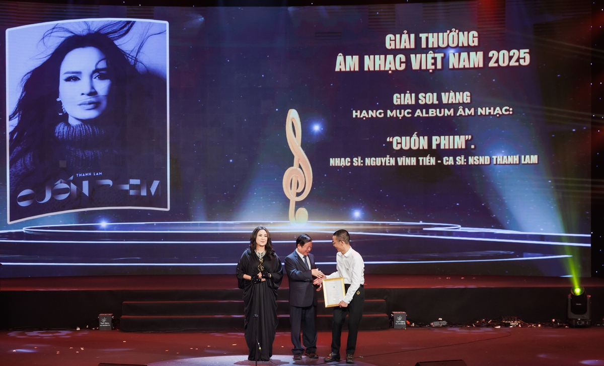 Ca sĩ Thanh Lam cùng nhạc sĩ Nguyễn Vĩnh Tiến nhận giải Sol Vàng hạng mục Album