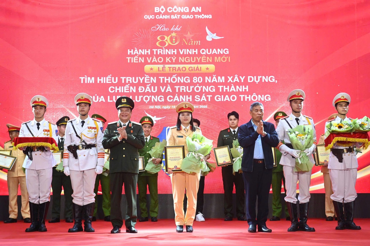 Nữ Cảnh sát giao thông Hưng Yên gửi gắm kỳ vọng trước thềm Đại hội Đảng XIV- Ảnh 1.