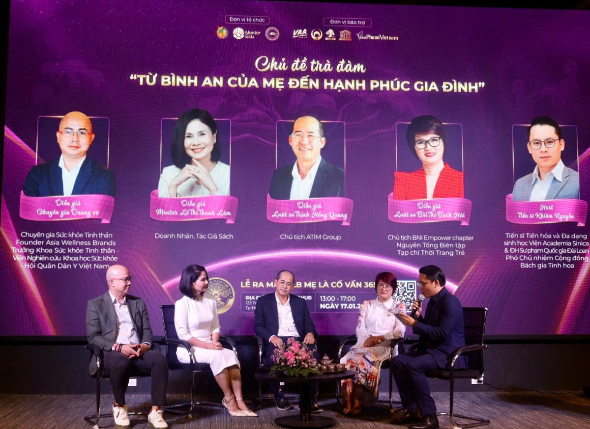 Các diễn giả chia sẻ tại toạ đàm. Ảnh: Hồ Lam