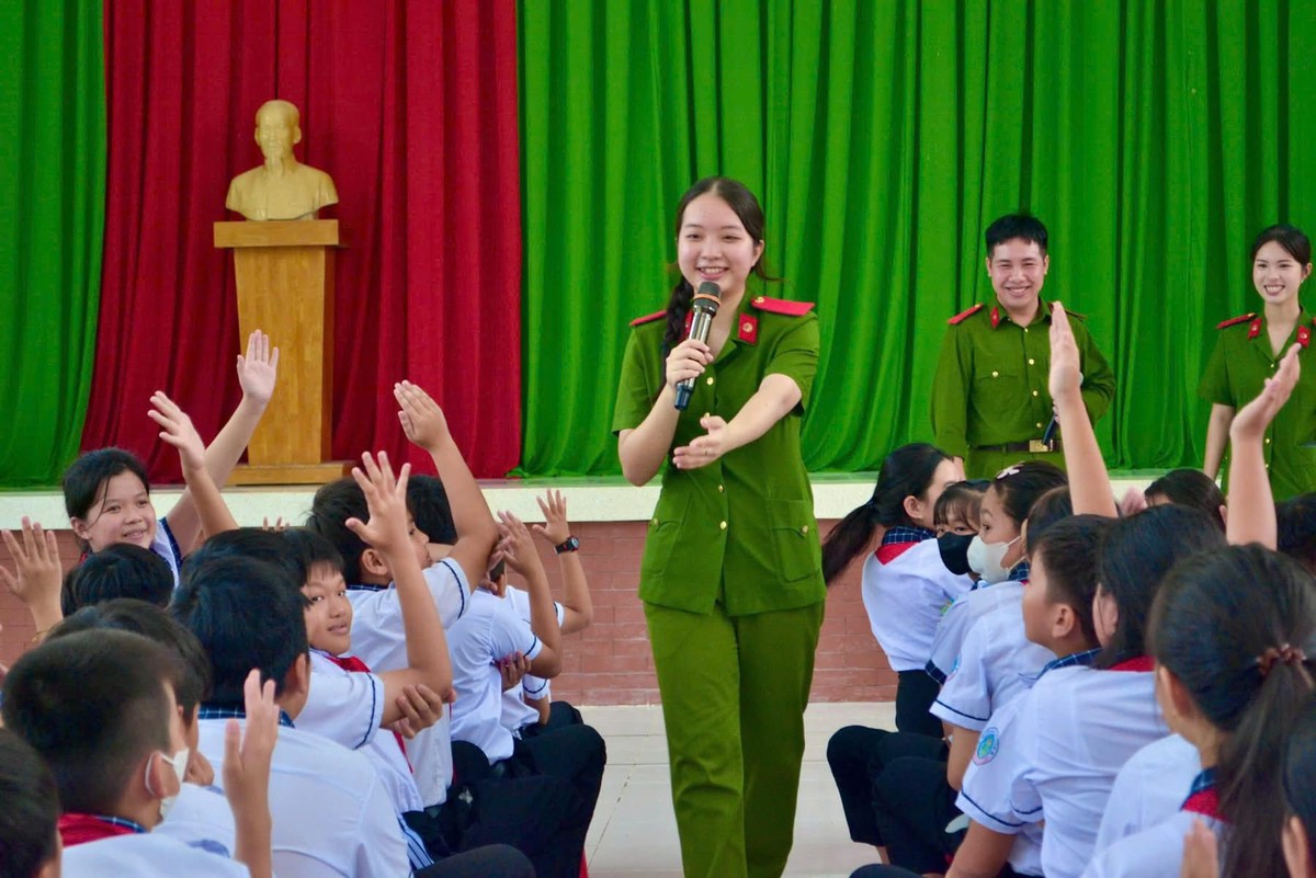 Phụ nữ Công an nhân dân: Niềm tin và khát vọng cống hiến dưới ngọn cờ của Đảng- Ảnh 4.