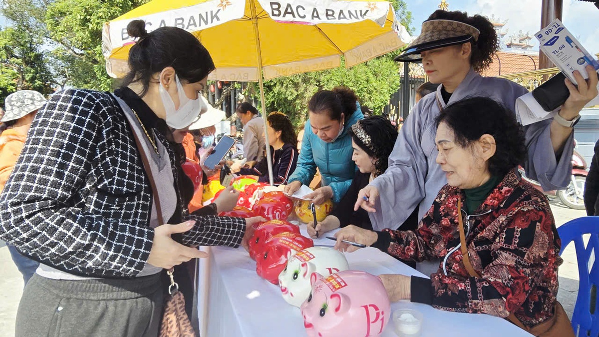 Lạng Sơn: "Mổ lợn đất" gom gần 400 triệu đồng làm thiện nguyện- Ảnh 1.