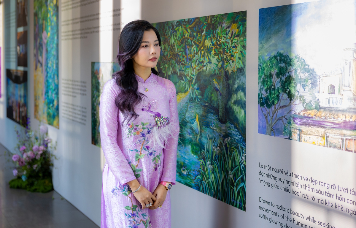 Họa sĩ Lê Trang trong tà áo dài tại triển lãm tranh "Mộng giữa chiều hoa"