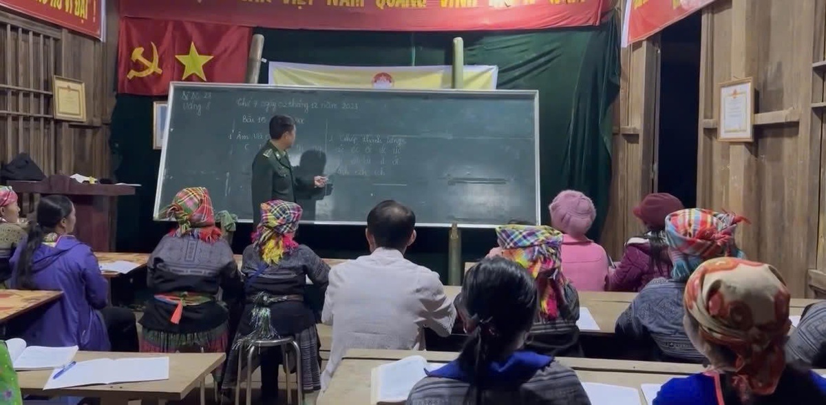 Thầy giáo quân hàm xanh ở Sơn La tận tình hướng dẫn học viên lớp xóa mù chữ học cách viết từng con chữ