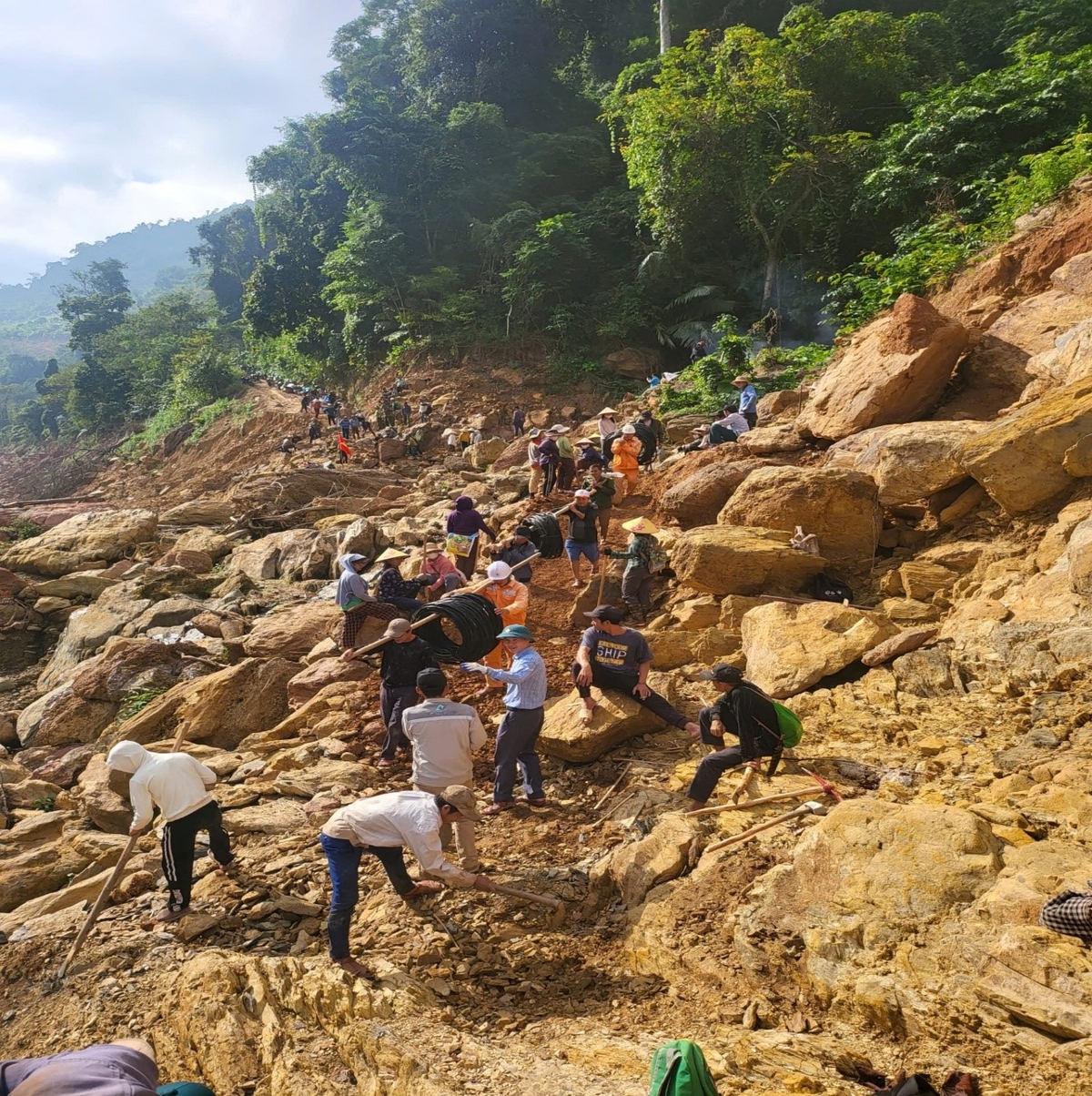 "Chiến dịch thần tốc" xóa vùng lõm điện để thắp sáng nơi chưa từng có điện của EVNNPC- Ảnh 2.