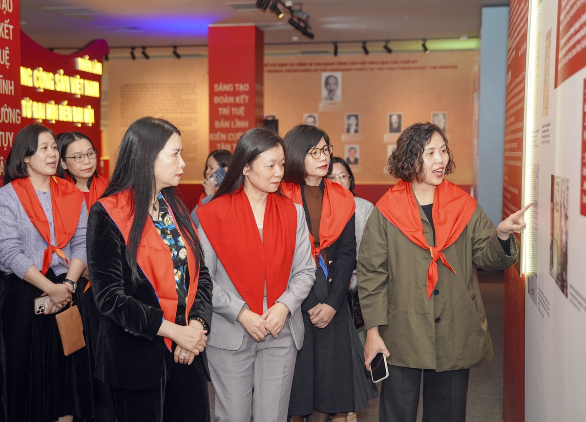 Đảng bộ TƯ Hội LHPN Việt Nam tham quan Triển lãm "Đảng Cộng sản Việt Nam - Từ Đại hội đến Đại hội"- Ảnh 4.