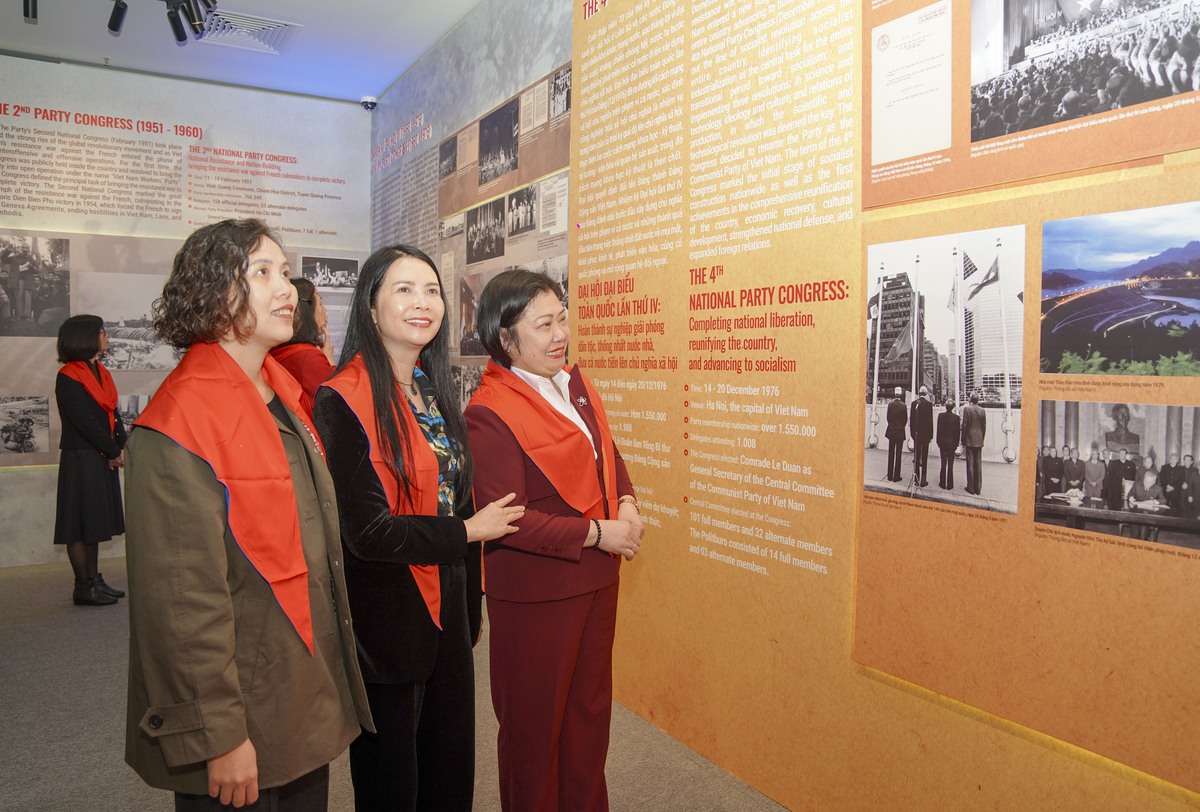 Đảng bộ TƯ Hội LHPN Việt Nam tham quan Triển lãm "Đảng Cộng sản Việt Nam - Từ Đại hội đến Đại hội"- Ảnh 1.