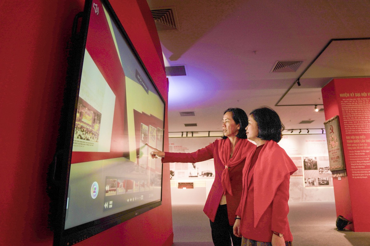 Đảng bộ TƯ Hội LHPN Việt Nam tham quan Triển lãm "Đảng Cộng sản Việt Nam - Từ Đại hội đến Đại hội"- Ảnh 2.