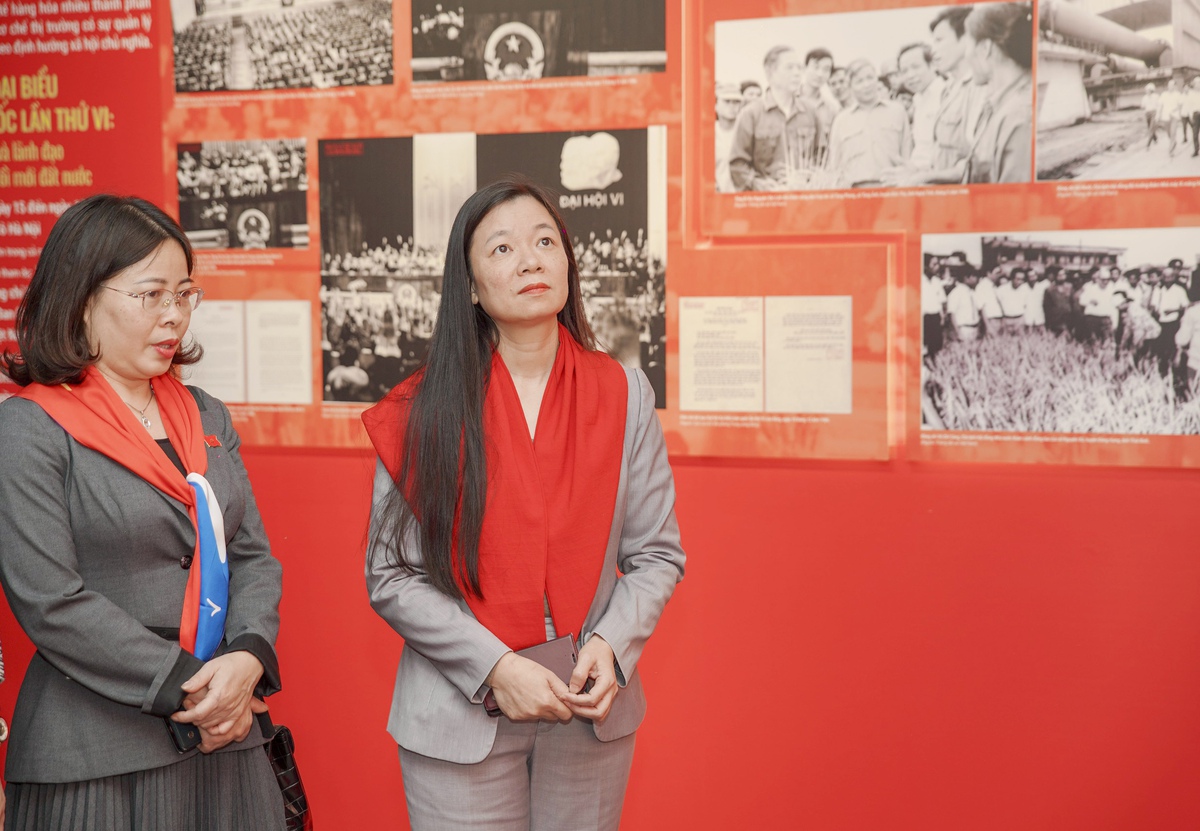 Đảng bộ TƯ Hội LHPN Việt Nam tham quan Triển lãm "Đảng Cộng sản Việt Nam - Từ Đại hội đến Đại hội"- Ảnh 3.