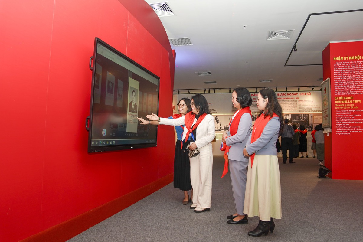 Đảng bộ TƯ Hội LHPN Việt Nam tham quan Triển lãm "Đảng Cộng sản Việt Nam - Từ Đại hội đến Đại hội"- Ảnh 5.