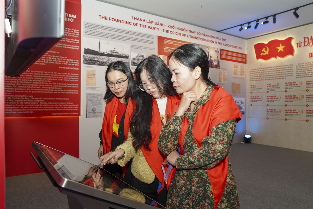 Đảng bộ TƯ Hội LHPN Việt Nam tham quan Triển lãm "Đảng Cộng sản Việt Nam - Từ Đại hội đến Đại hội"- Ảnh 7.