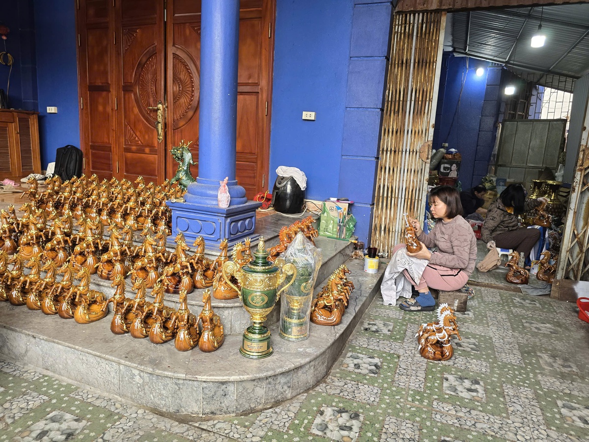 Thiên mã dát vàng giá chục triệu đồng phục vụ thị trường Tết Bính Ngọ 2026- Ảnh 1.