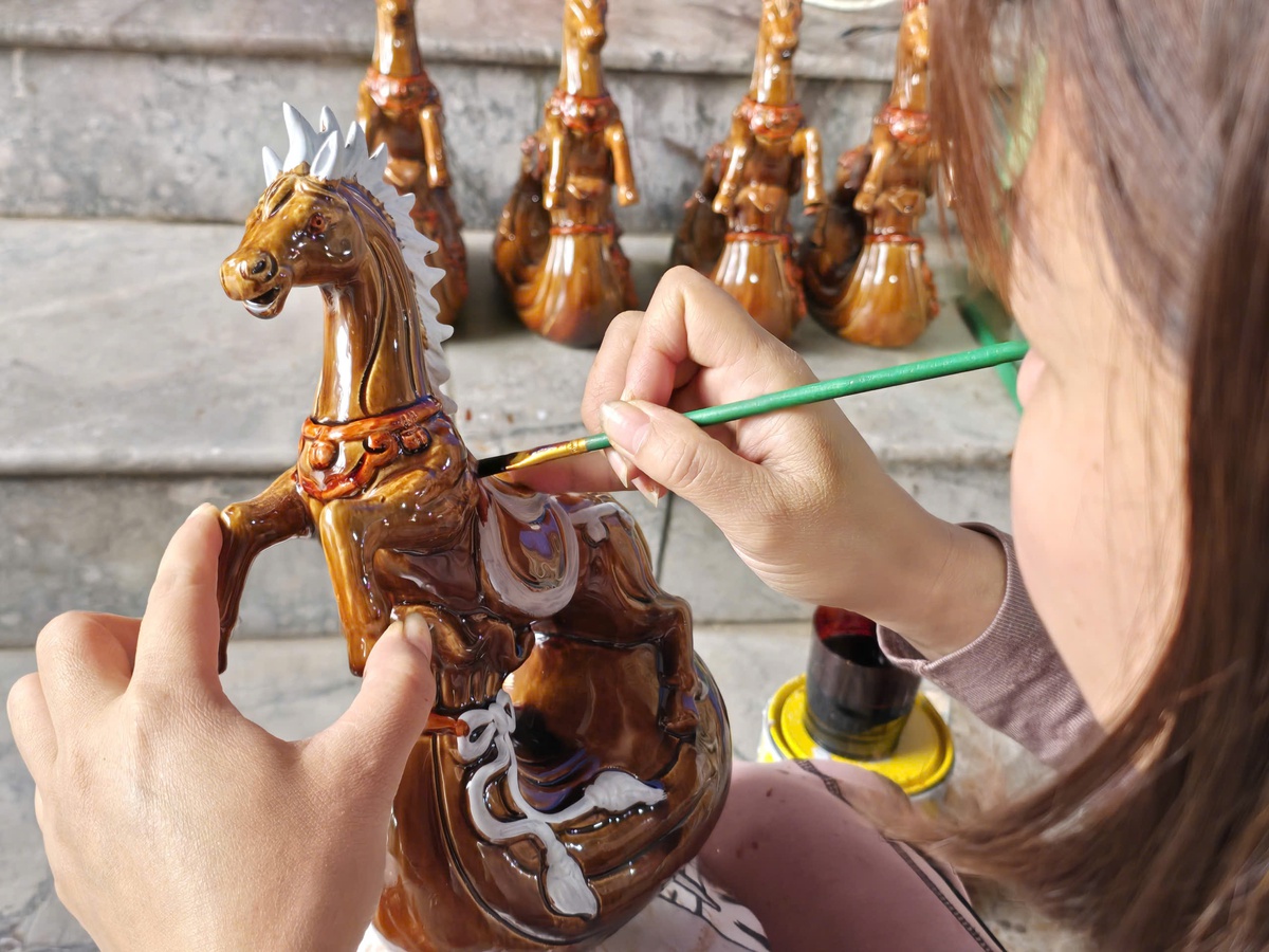 Thiên mã dát vàng giá chục triệu đồng phục vụ thị trường Tết Bính Ngọ 2026- Ảnh 2.