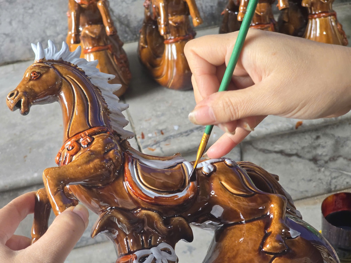 Thiên mã dát vàng giá chục triệu đồng phục vụ thị trường Tết Bính Ngọ 2026- Ảnh 3.