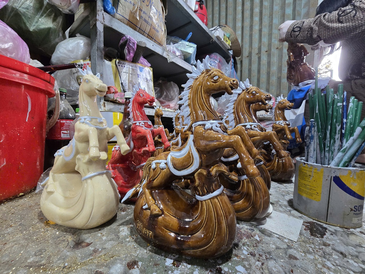 Thiên mã dát vàng giá chục triệu đồng phục vụ thị trường Tết Bính Ngọ 2026- Ảnh 4.