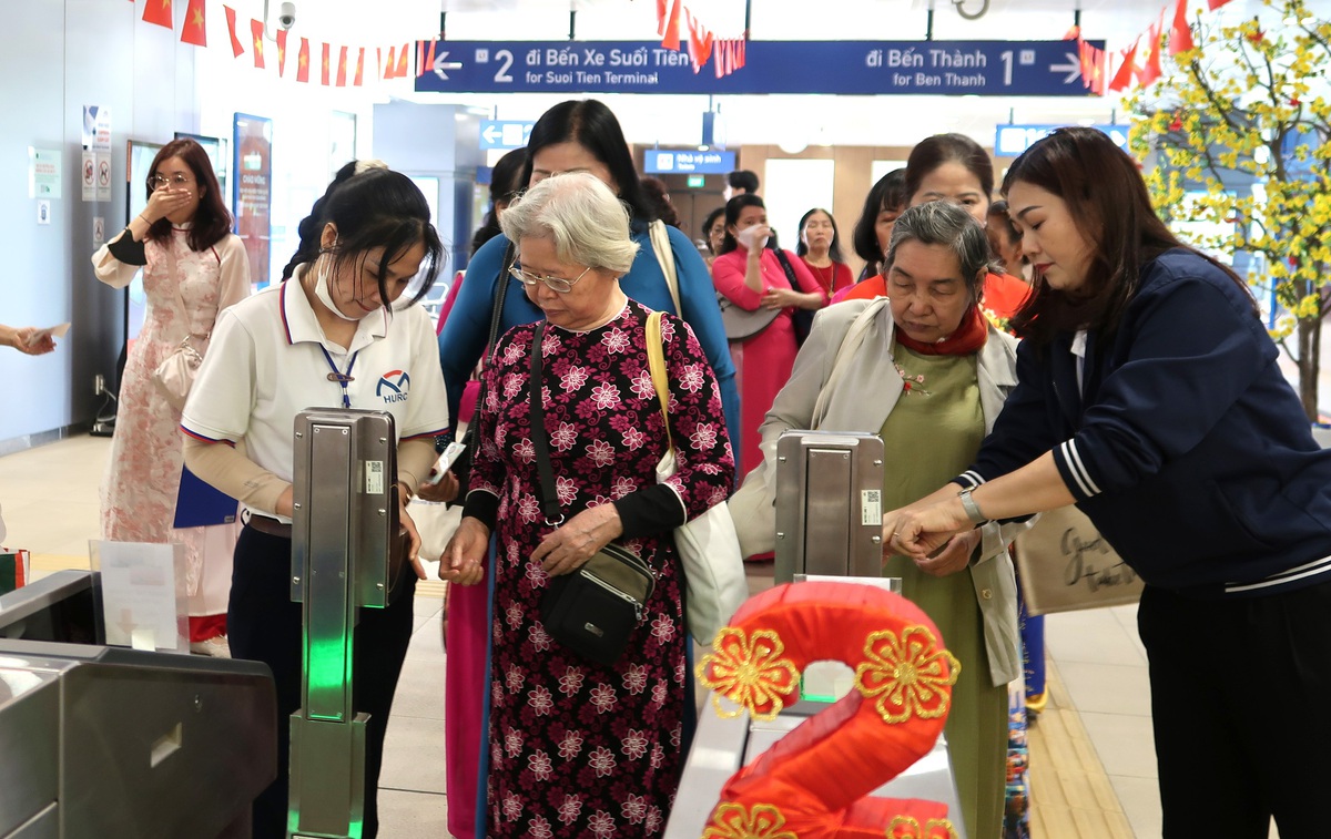Sáng tạo hoạt động tổng kết phong trào phụ nữ kết hợp trải nghiệm tuyến metro ở TPHCM- Ảnh 1.