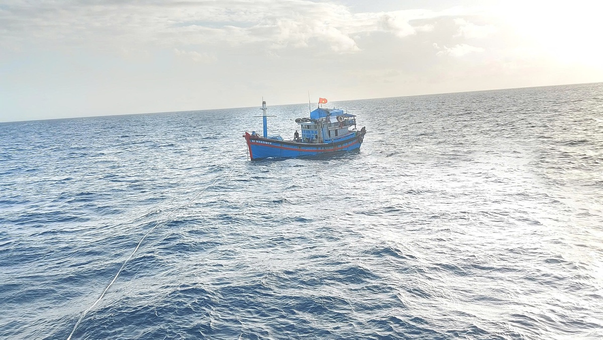 Cứu thành công 8 ngư dân gặp nạn trên biển Trường Sa- Ảnh 1.