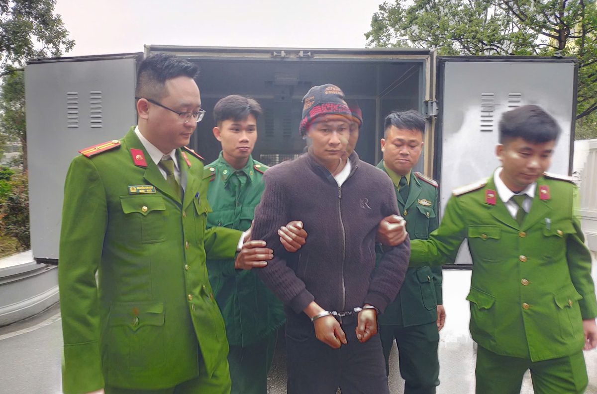 Thanh Hóa: Bắt giữ người Lào vận chuyển trái phép hơn 1 tấn pháo hoa nổ vào Việt Nam- Ảnh 1.