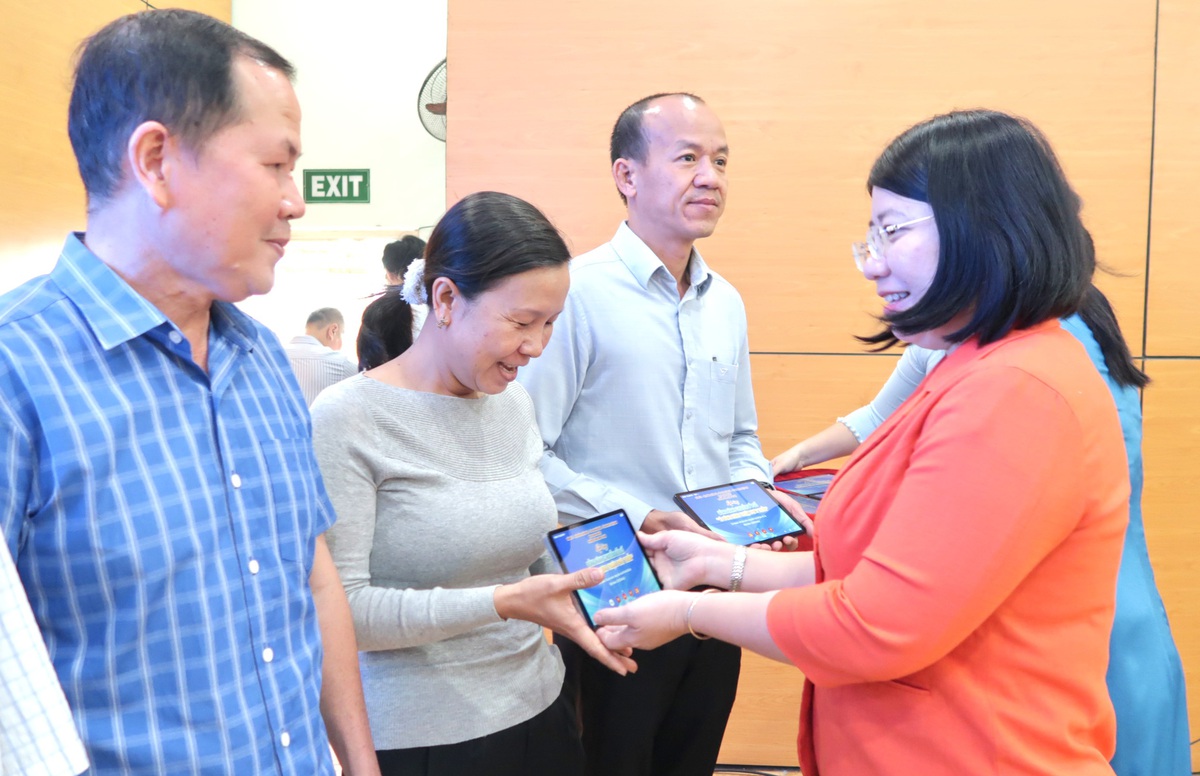 Đẩy mạnh "Bình dân học vụ số" qua những "đại sứ số" khu phố ở TPHCM- Ảnh 2.