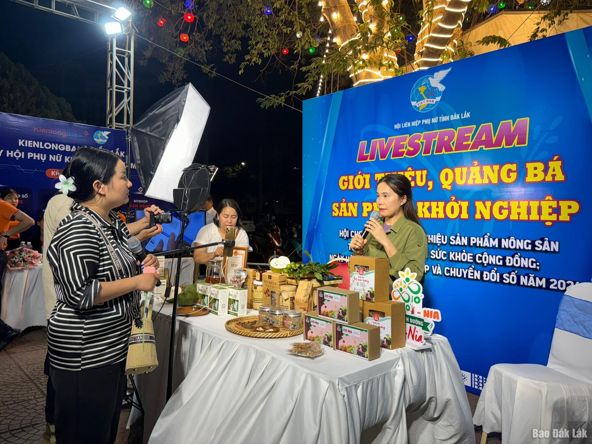 Phụ nữ livestream bán hàng tại Ngày hội phụ nữ khởi nghiệp tỉnh Đắk Lắk năm 2024 ẢNH: BAODAKLAK.VN