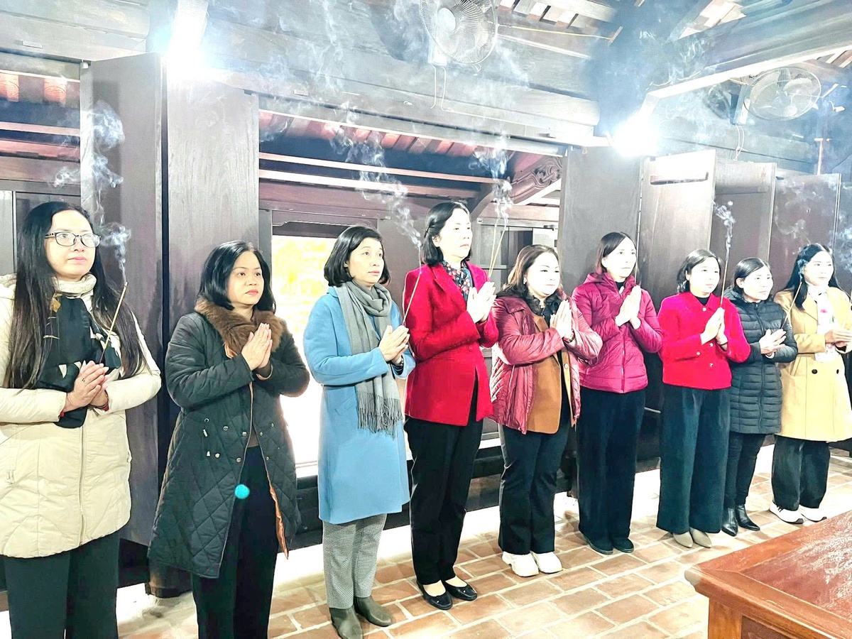 Đoàn đại biểu TƯ Hội LHPN Việt Nam dâng hương tại Nhà lưu niệm Tổng Bí thư Trường Chinh- Ảnh 1.