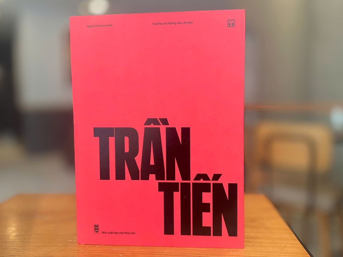 Sách Trần Tiến - Người hát thơ mình. Ảnh: NXB