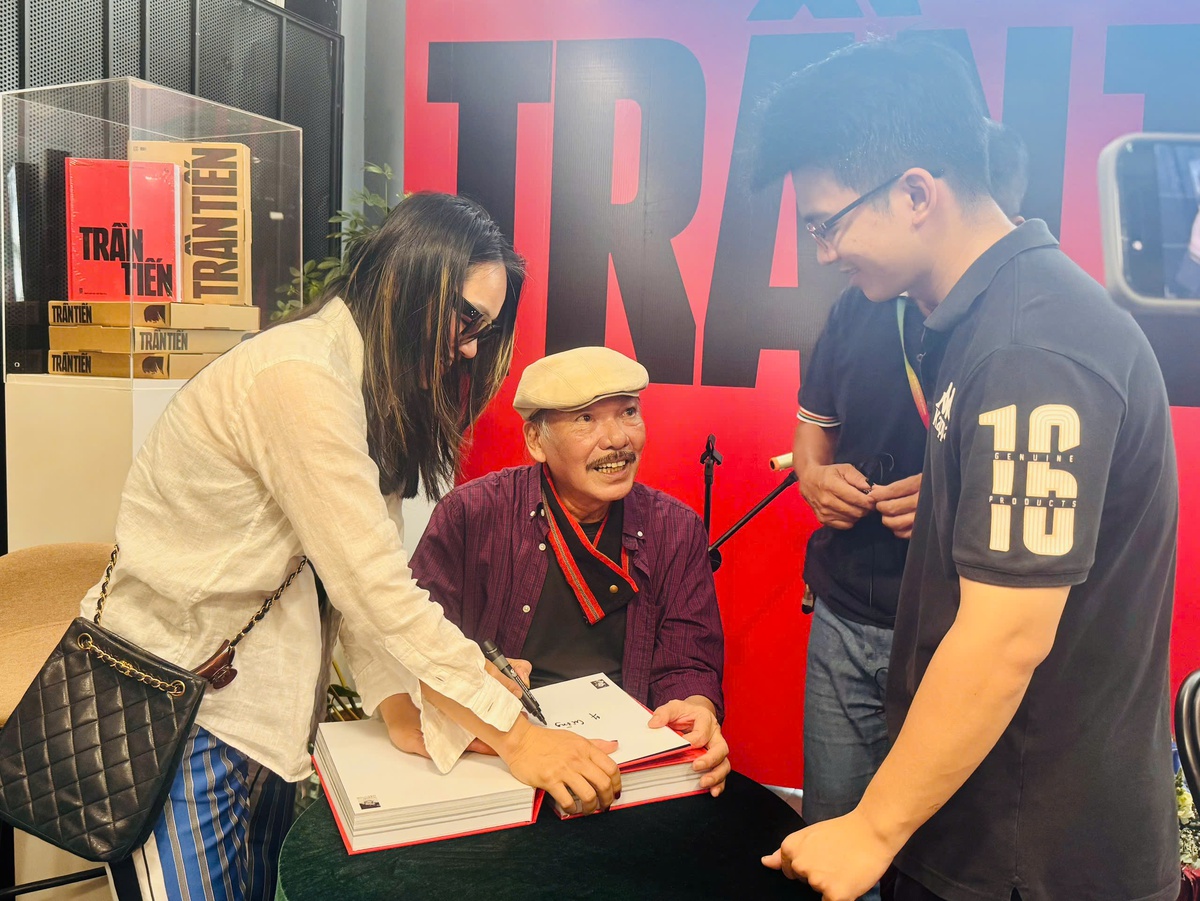 Trần Tiến ký sách cho khán giả, bạn đọc. Ảnh: Hồ Lam