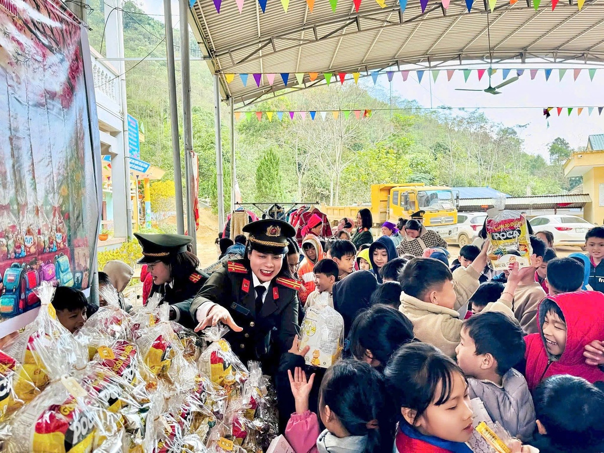 Phụ nữ Phú Thọ mang “Gian hàng 0 đồng”, Tết nghĩa tình đến với phụ nữ, trẻ em khó khăn- Ảnh 1.