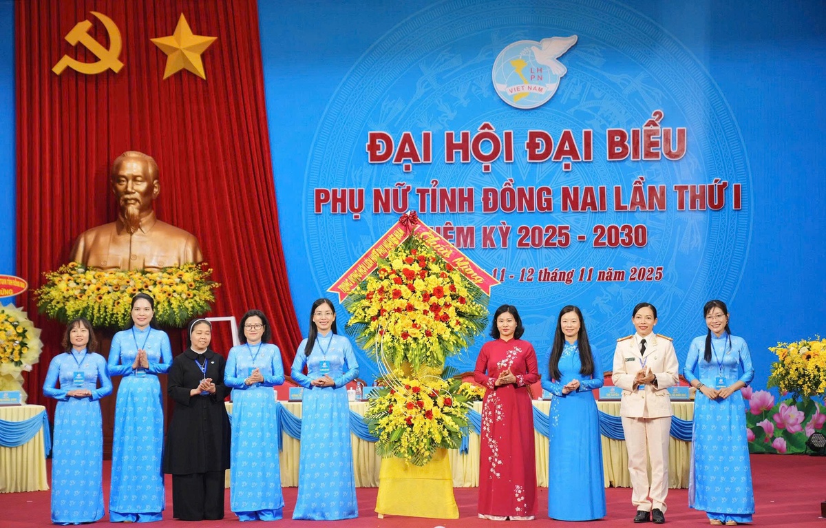 Ủy viên TƯ Đảng, Phó Chủ tịch Ủy ban TƯ MTTQ Việt Nam, Chủ tịch Hội LHPN Việt Nam Nguyễn Thị Tuyến  (thứ 4 từ phải sang) cùng các đại biểu tại Đại hội phụ nữ tỉnh Đồng Nai lần thứ I, nhiệm kỳ 2025-2030. Đây là địa phương đầu tiên trong cả nước tổ chức Đại hội đại biểu Phụ nữ cấp tỉnh. Đại hội phụ nữ tỉnh Đồng Nai lần thứ I đã đưa nội dung “3 an” vào Nghị quyết Đại hội.
