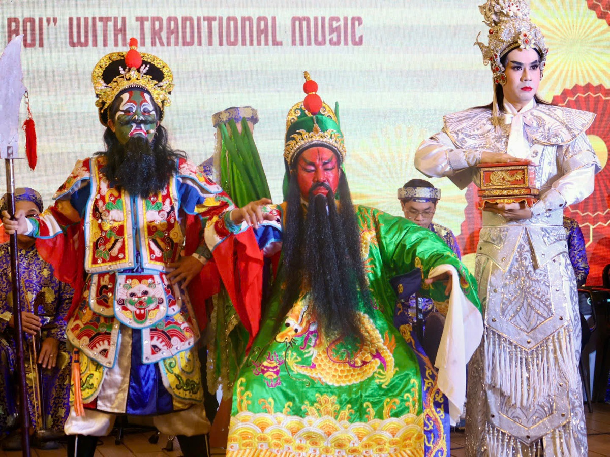 Một lớp diễn trong vở Châu Xán Tá Thanh Long Đao được trình diễn tại không gian Đường sách TPHCM đêm 24/1. Ảnh: Hồ Lam