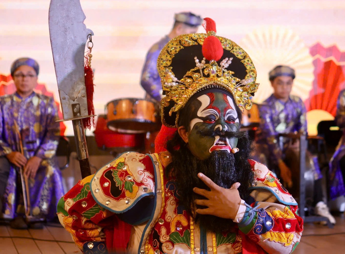 Bên cạnh phần biểu diễn, khán giả còn có dịp giao lưu, tìm hiểu thêm về cách xây dựng nhân vật, vai trò của âm nhạc, phục trang và ý nghĩa văn hóa ẩn sau từng trích đoạn trong nghệ thuật hát bội. Ảnh: Hồ Lam