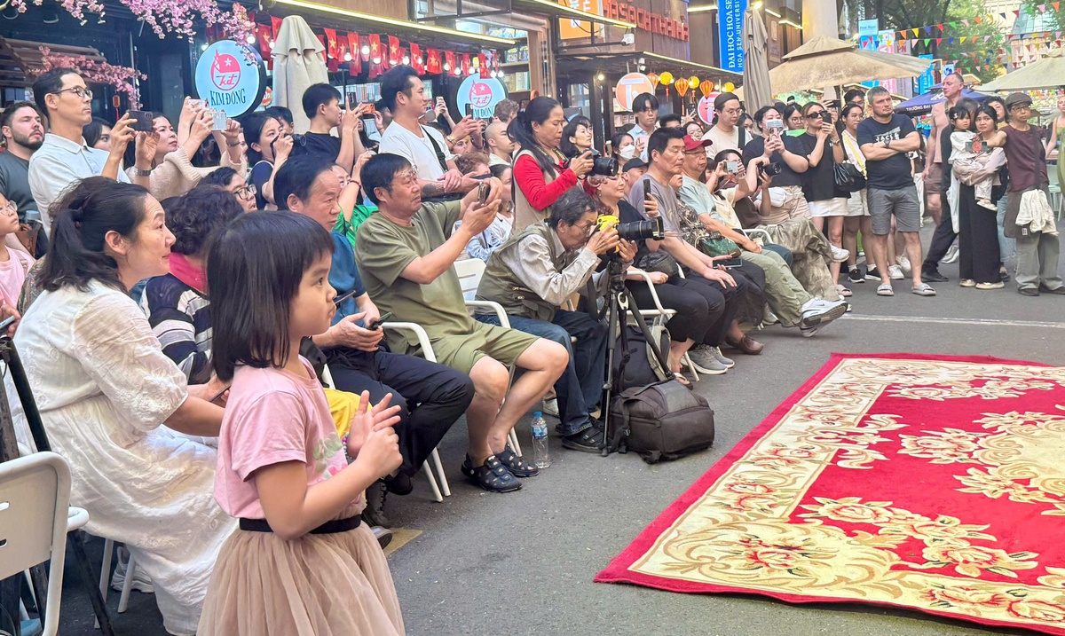 Đông đảo khán giả ở mọi độ tuổi khác nhau cùng chăm chú theo dõi các phần trình diễn tại chương trình. Ảnh: Hồ Lam